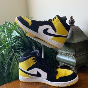 Nike Air Jordan 1 Mid SE 'Yellow Toe' Sneakers